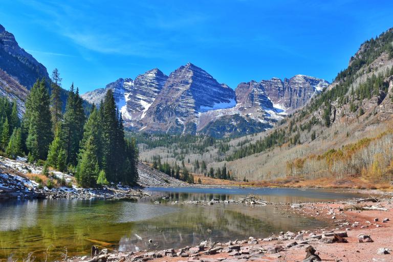 A lake surrounded by mountains and trees.