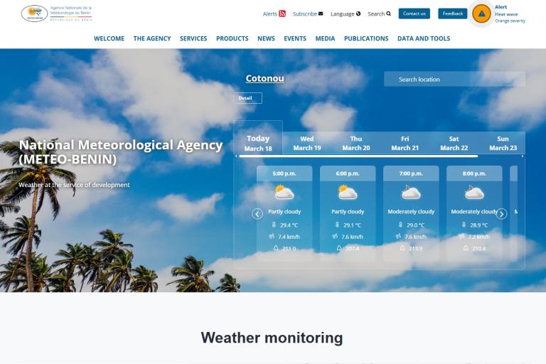 Website interface of the National Meteorological Agency (METEO-BENIN), displaying weather forecasts for Cotonou with partly cloudy and rainy conditions. Palm trees in the background.