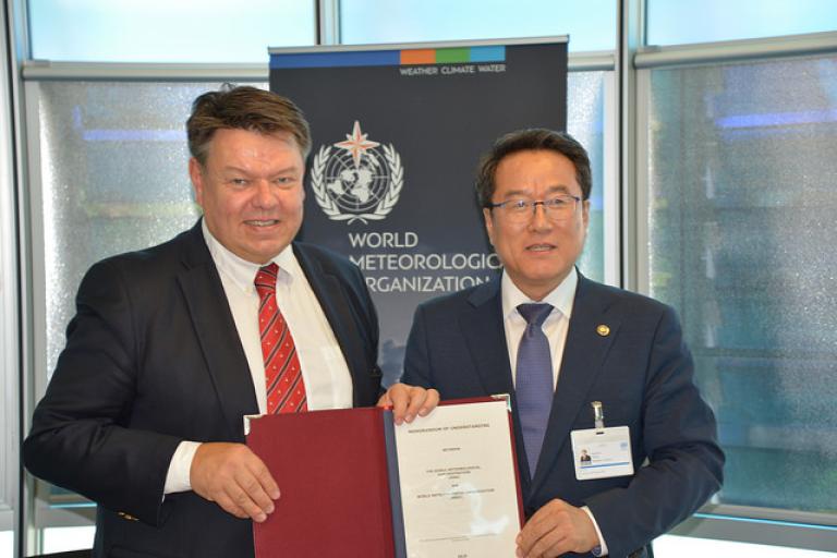 P. Taalas (WMO SG) and Jae Cheol NAM (Administrator, Korea Meteorological Administration) - WMO Photo/Debray