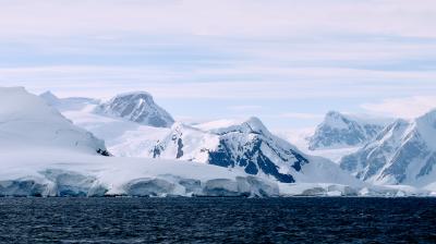 A large group of icebergs in the water.