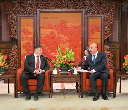 Prof. Taalas with Dr Wenjian Zhang