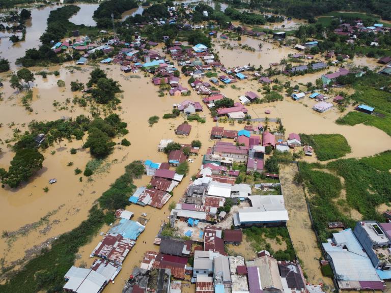صورة من الجو لحالة الفيضانات في مدينة سانغاتا شرق مدينتي كوتاي وكاليمانتان في إندونيسيا في 21 آذار/ مارس 2022.