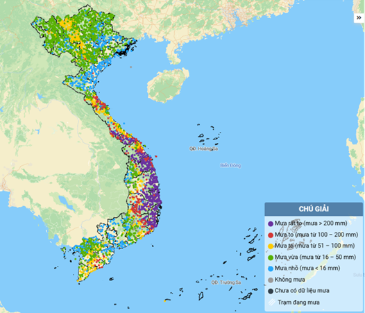 Map of Vietnam showing rainfall distribution by color: purple, blue, green, yellow, and gray, with a legend indicating rainfall levels in millimeters and areas lacking data.