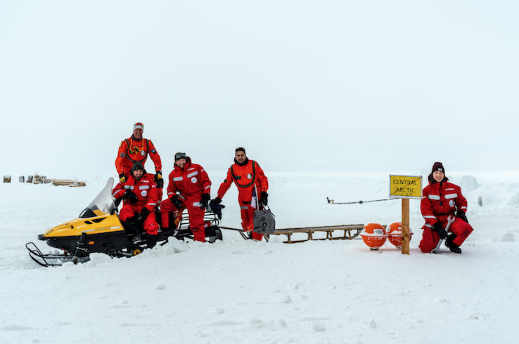 Robert Hausen (sitting left in the front) with the helicopter team on the floe (09 April).