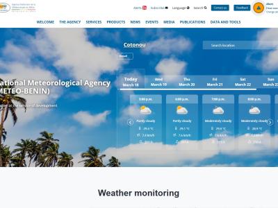 Website interface of the National Meteorological Agency (METEO-BENIN), displaying weather forecasts for Cotonou with partly cloudy and rainy conditions. Palm trees in the background.